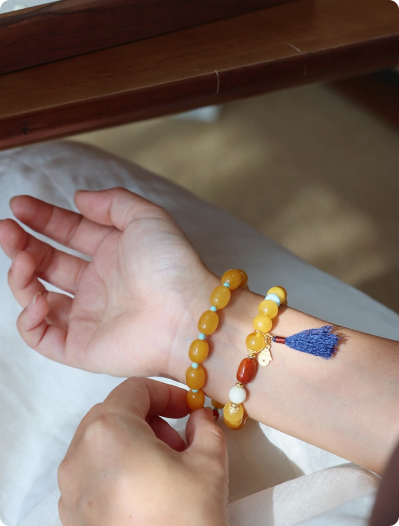 『梅子黄时』天然俄料鸡油黄蜜蜡南红文玩手串开运新年中式手链